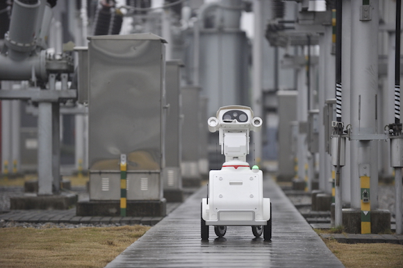 重庆电网迎峰度冬有“高招”：智能巡检机器人、无人机轮番发力